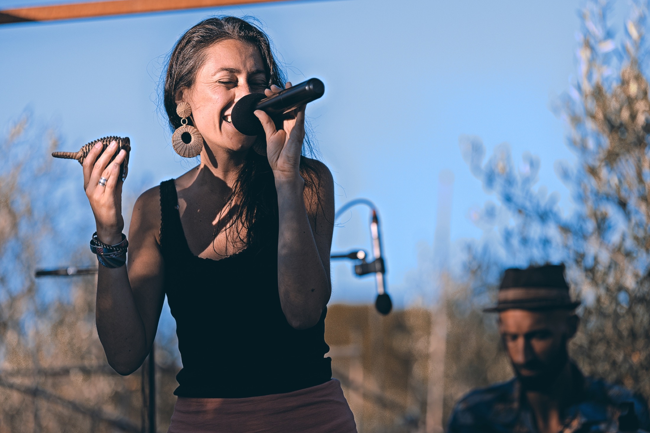 Chanteuse de The Majestics en prestation live
